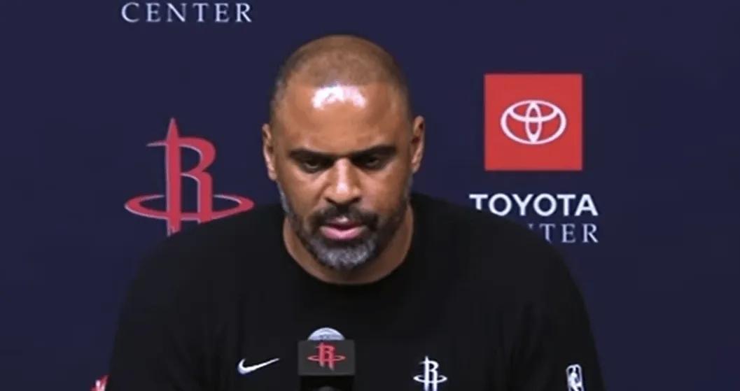 火箭内线，一夜之间只剩卡佩拉。
2025年最后一战，火箭主场惨败。
亚当斯左脚踝