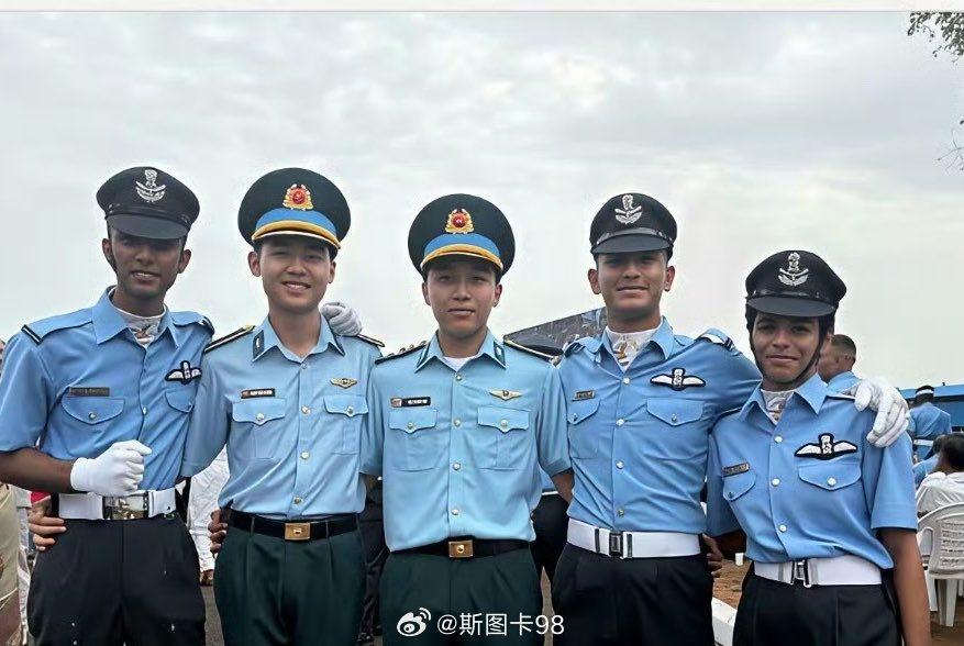 二邪勾连!印度空军学院学习毕业典礼上，印度国防部长亲自为越南空军留学生颁发毕业证