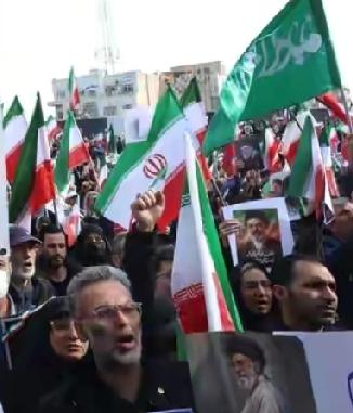 铁骨铮铮，国之脊梁——致敬伊朗最高领袖穆杰塔巴
 
从战火纷飞的险境中临危受命，