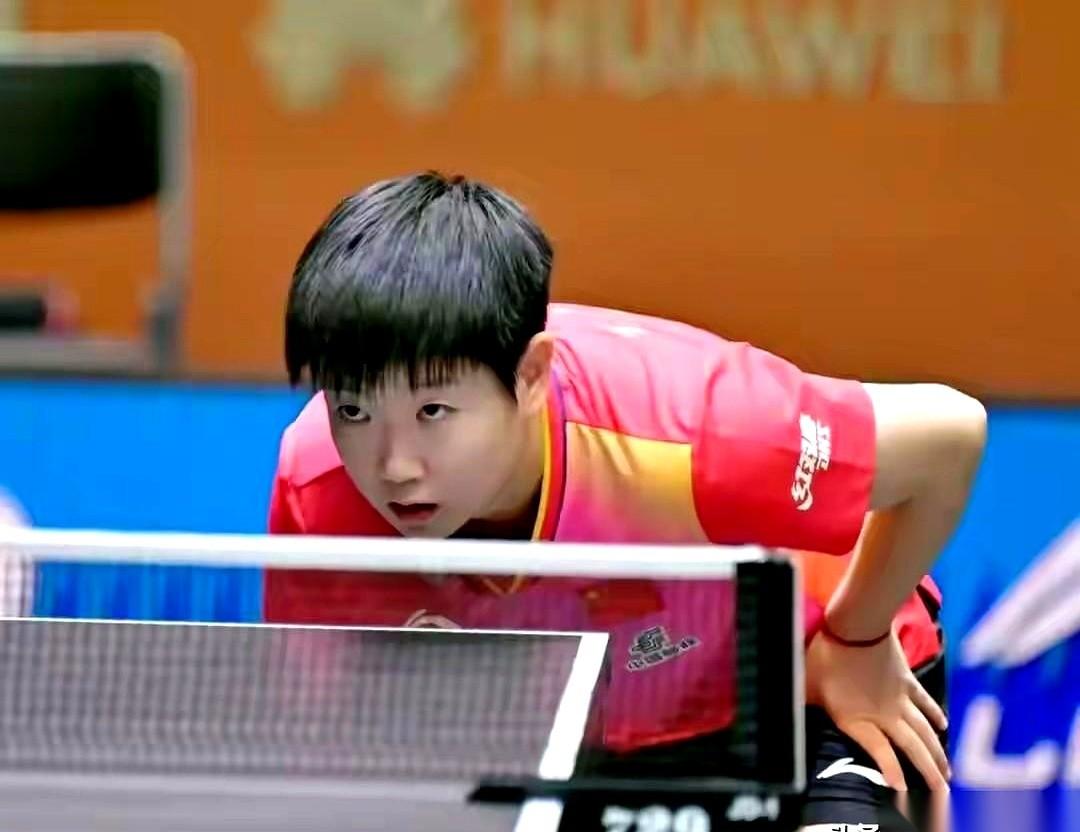 刚给她报了个乒乓球班，拍子一拿到手，所有人都傻了。
那球就跟粘在拍子上一样，颠起