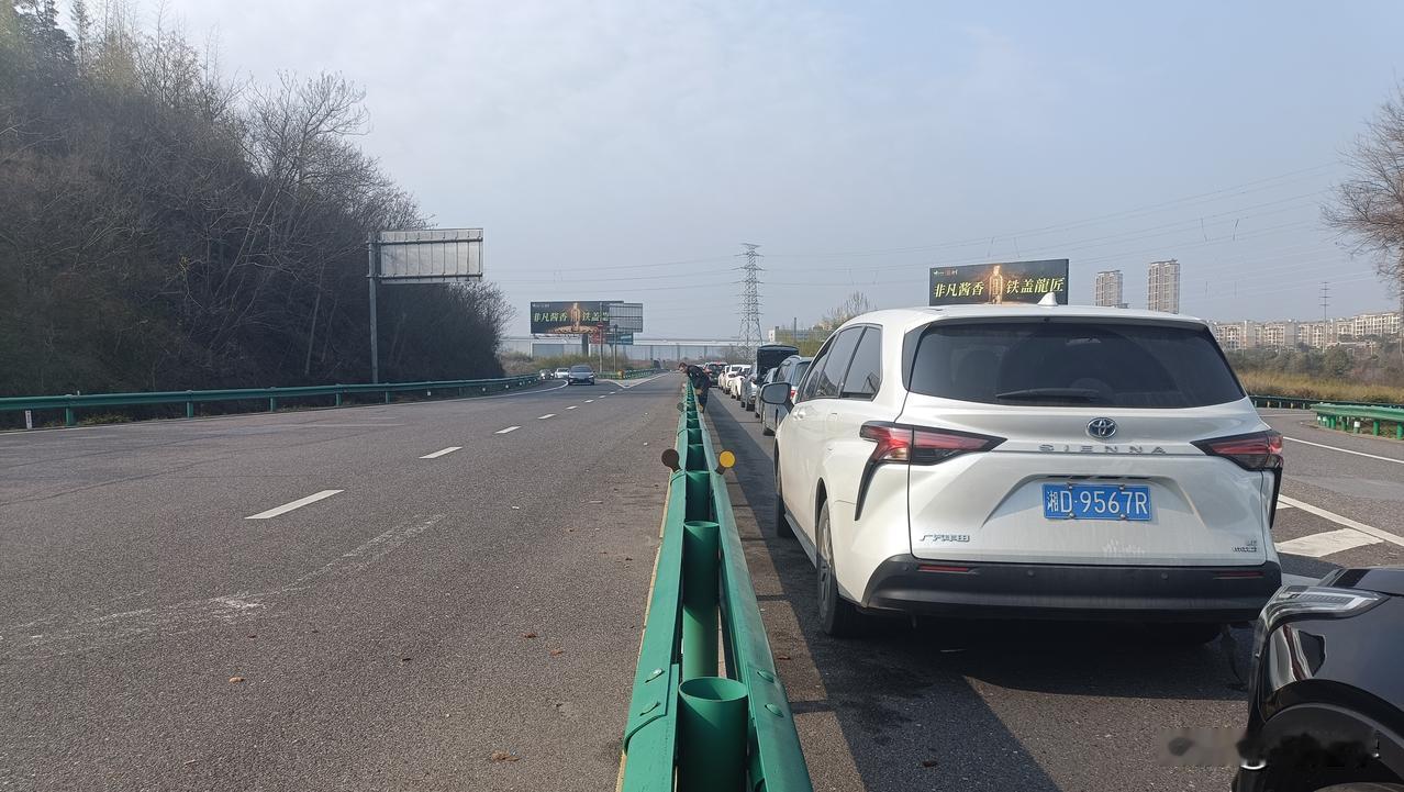 记得之前高速公路有个规定，收费站堵车超过两百米就必须免费放行。

在高速公路开车