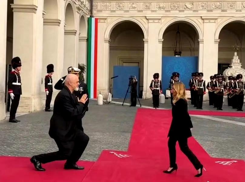 身高过两米的阿尔巴尼亚总理访问意大利时，单膝跪地与身材娇小的梅洛尼会面，以示绅士