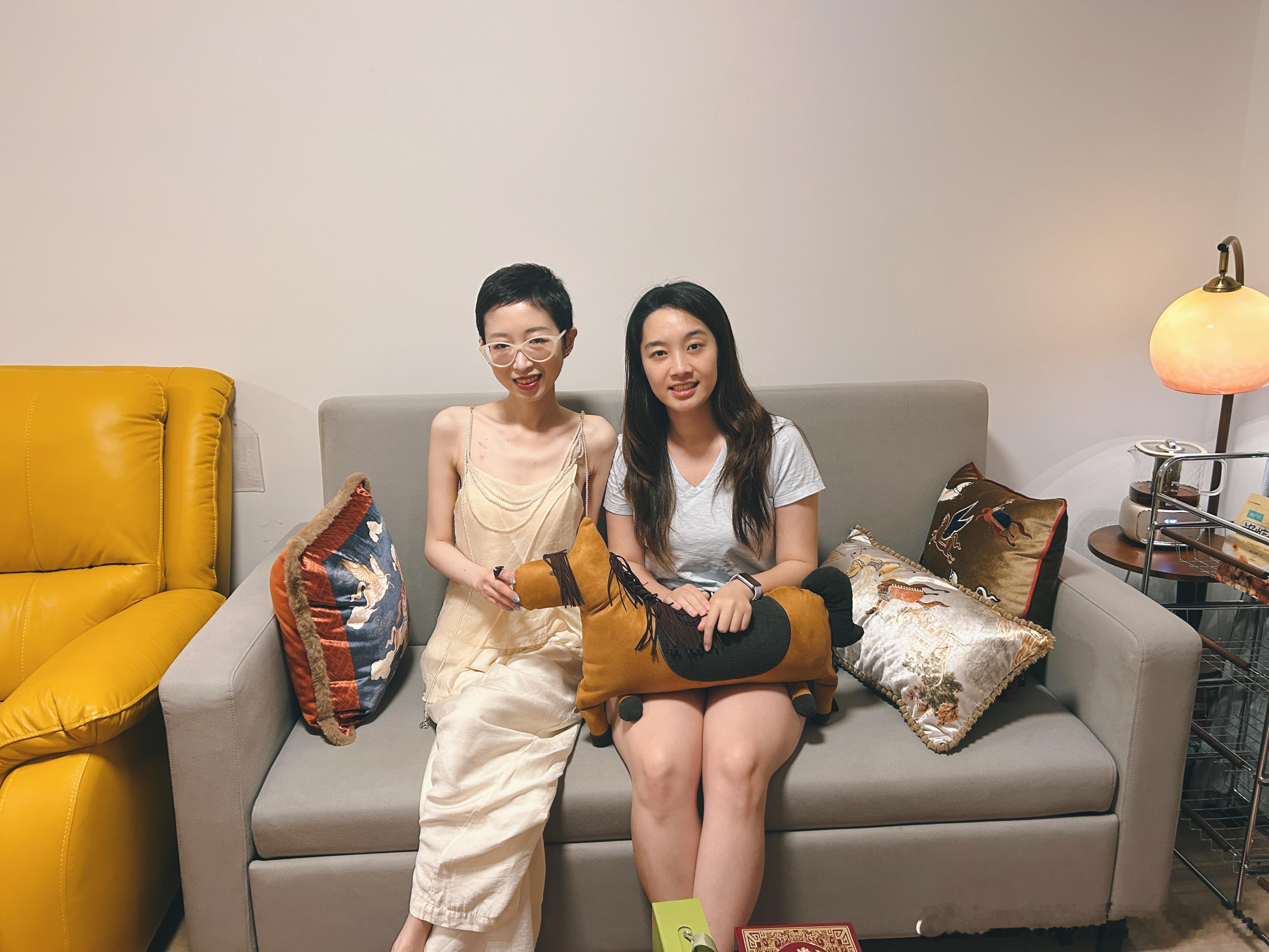 在新家安顿下来后已经迎来了两波友人。不小心召开了第三届品香会。晚上回愚园路最后收