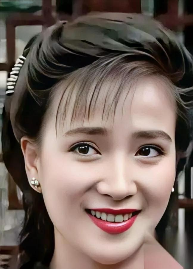 61岁何晴走了。她的感情，比戏里还戳人。

当年嫁许亚军时，他已经三婚，两人过了