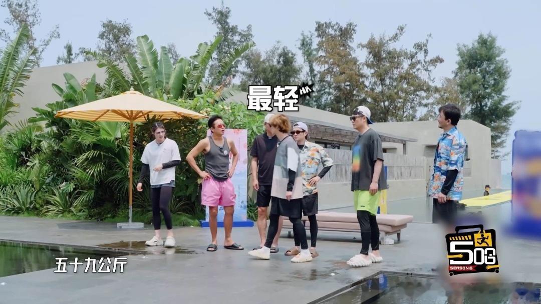 鹿晗最新体重只有59公斤哈哈哈哈哈 娱乐圈多数艺人身材都会随作息、工作波动，鹿晗