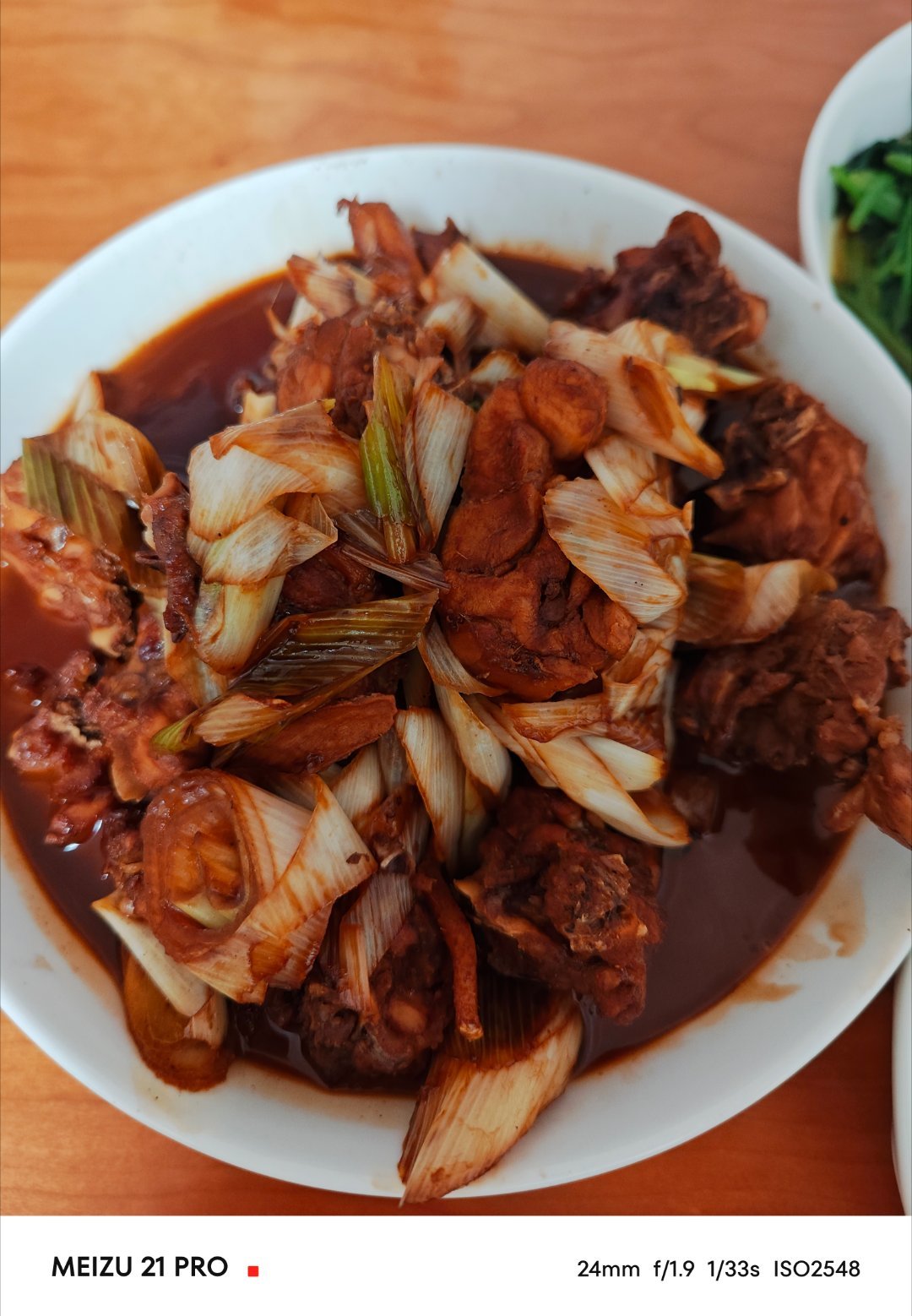 我：嘿，叮咚上还有兔子肉卖？买来红烧尝尝。娃：爸爸，我喜欢兔兔，我不喜欢你吃兔兔
