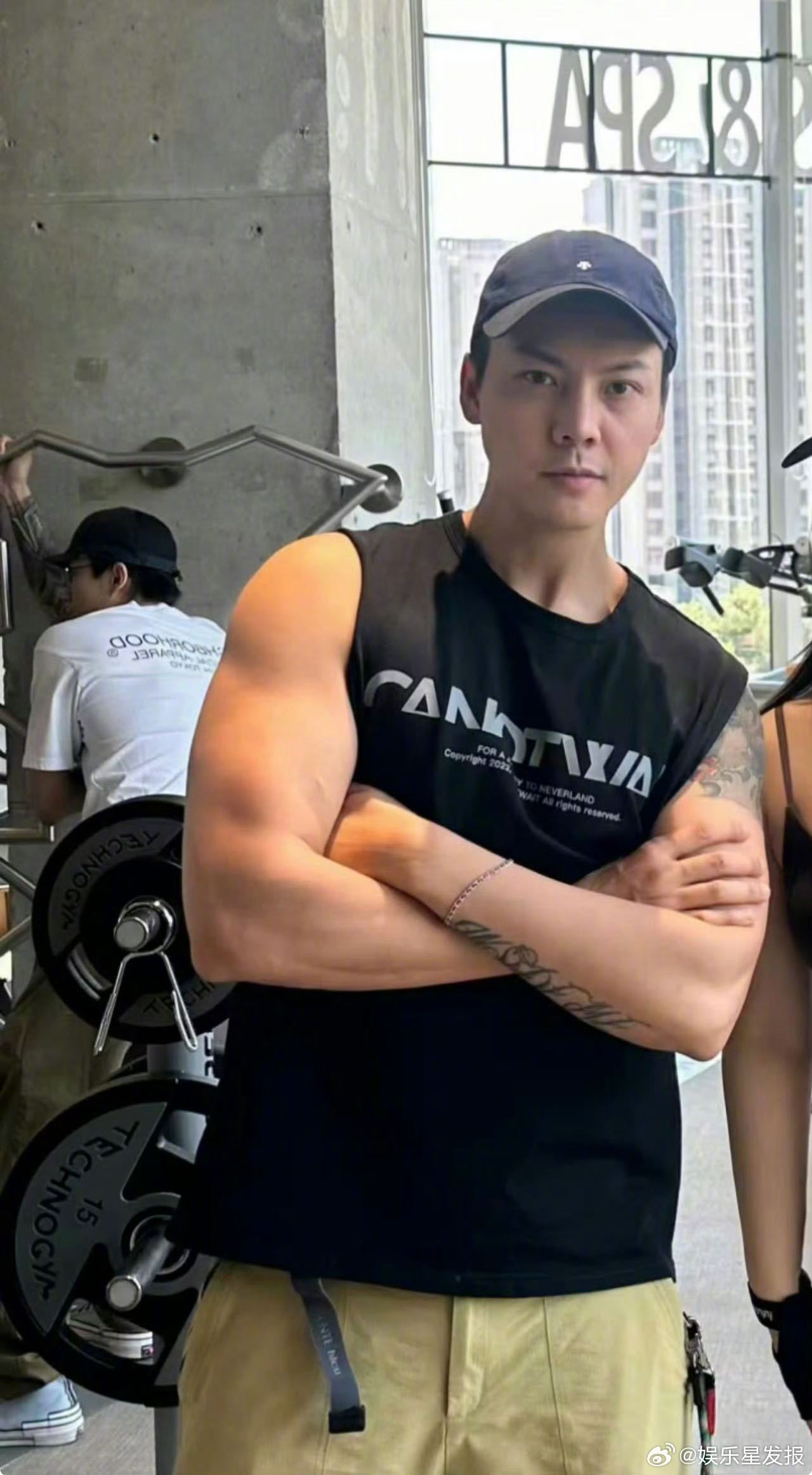 陈伟霆平板支撑挑战陈伟霆也做了平板支撑挑战完全被的平板支撑挑战笑晕了，自己做完还