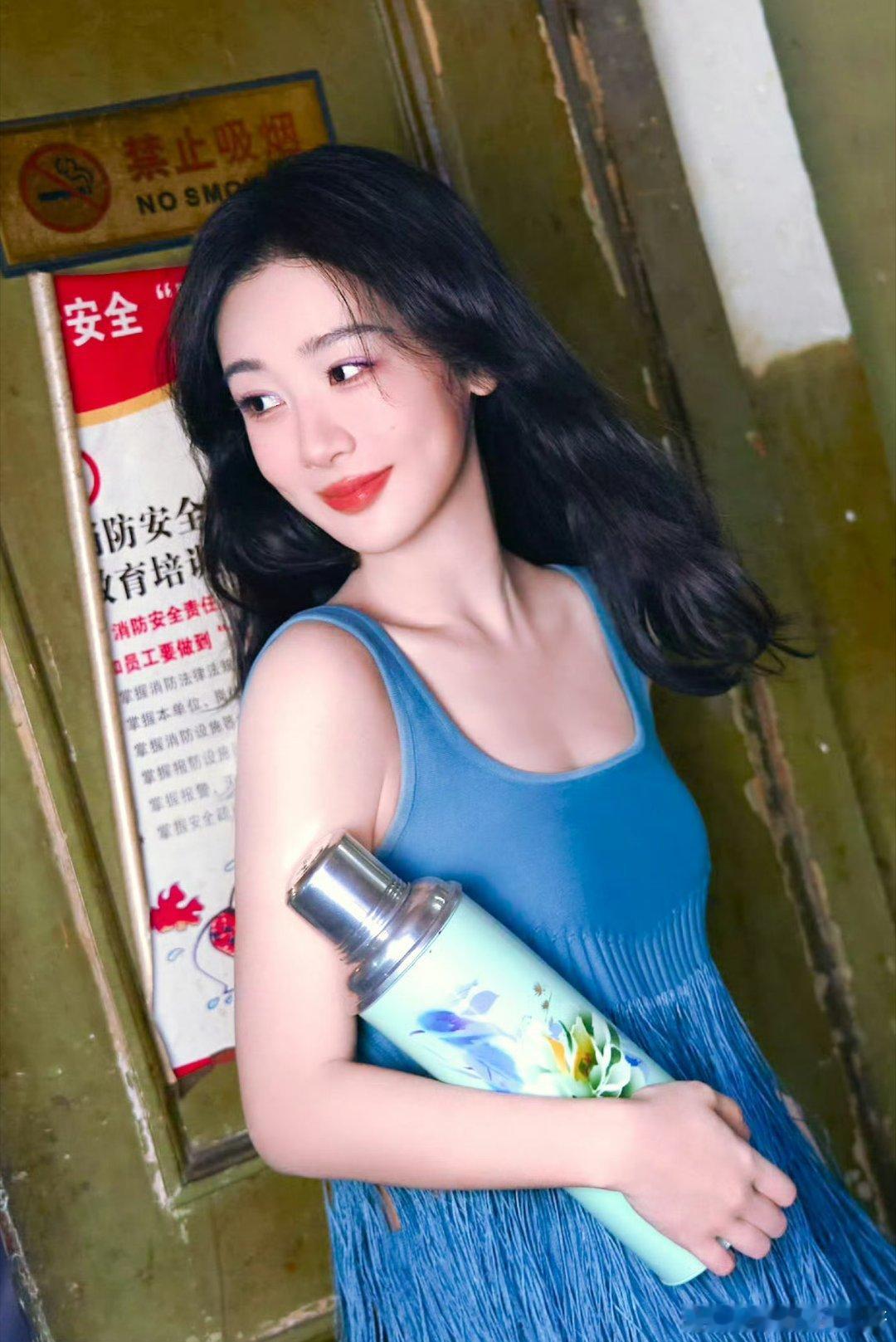杨紫[超话]yz 电影猎毒杨紫 yz 杨紫骆佳我掀起山河奔向你，踏尽星辰来访你。
