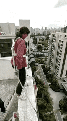 女人做外墙粉刷工作，还是第一次见