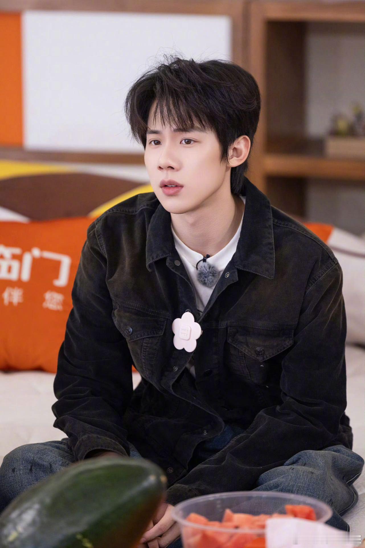 周奇说过了十五分钟就不想吃了 看了周奇告别综艺《周五晚高疯》vlog的没人能忍住