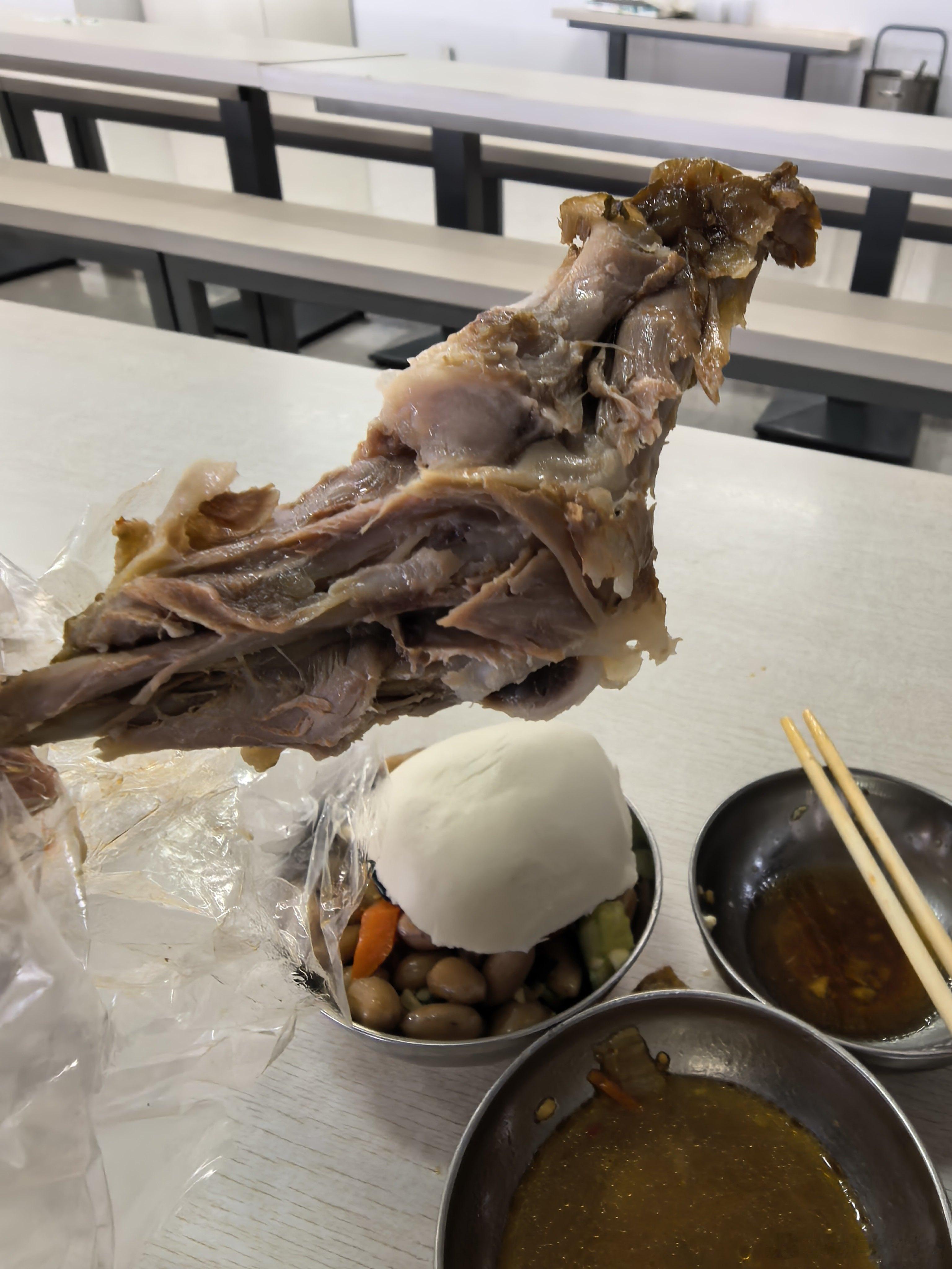 美食分享  好久没来公司食堂吃饭了今天点的有点多图2的5元的大鸭腿吃不动了为啥要