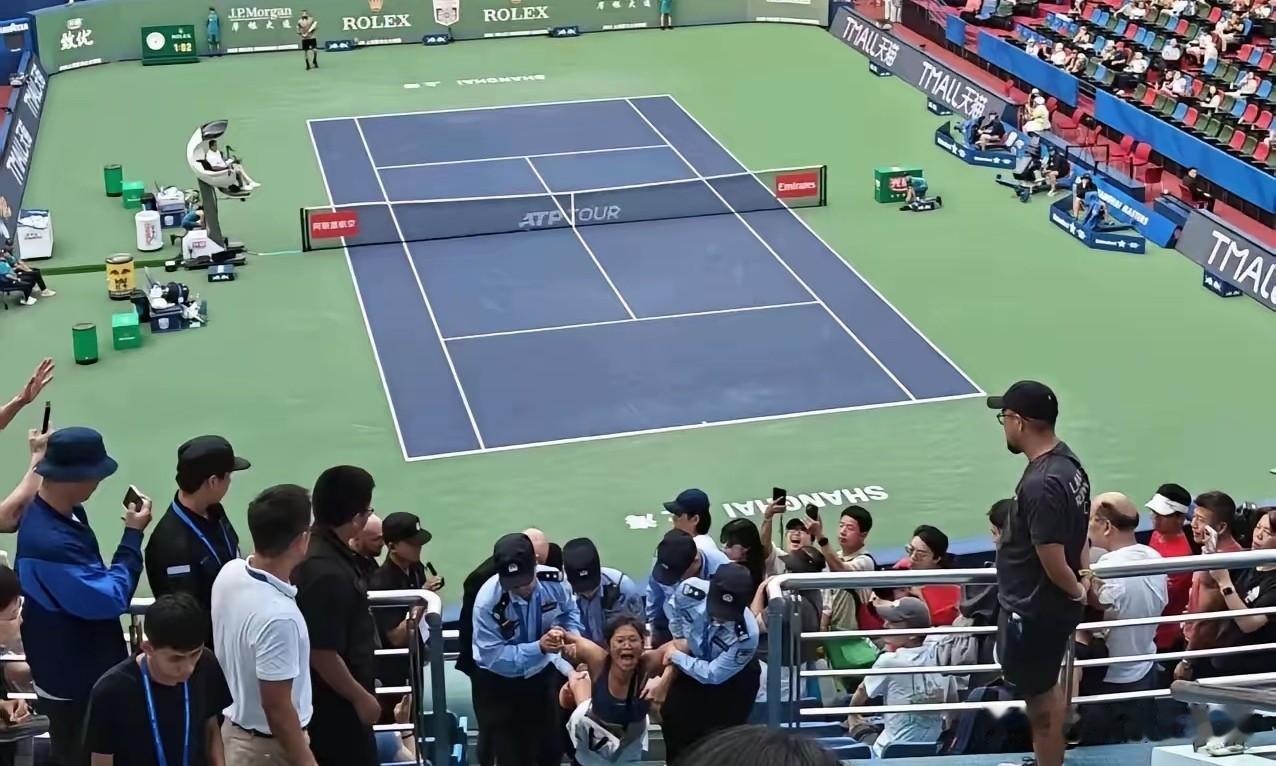 也不是什么新鲜事：一名持外国护照的华人女子，带着混血宝宝大闹上海网球大师赛观众席