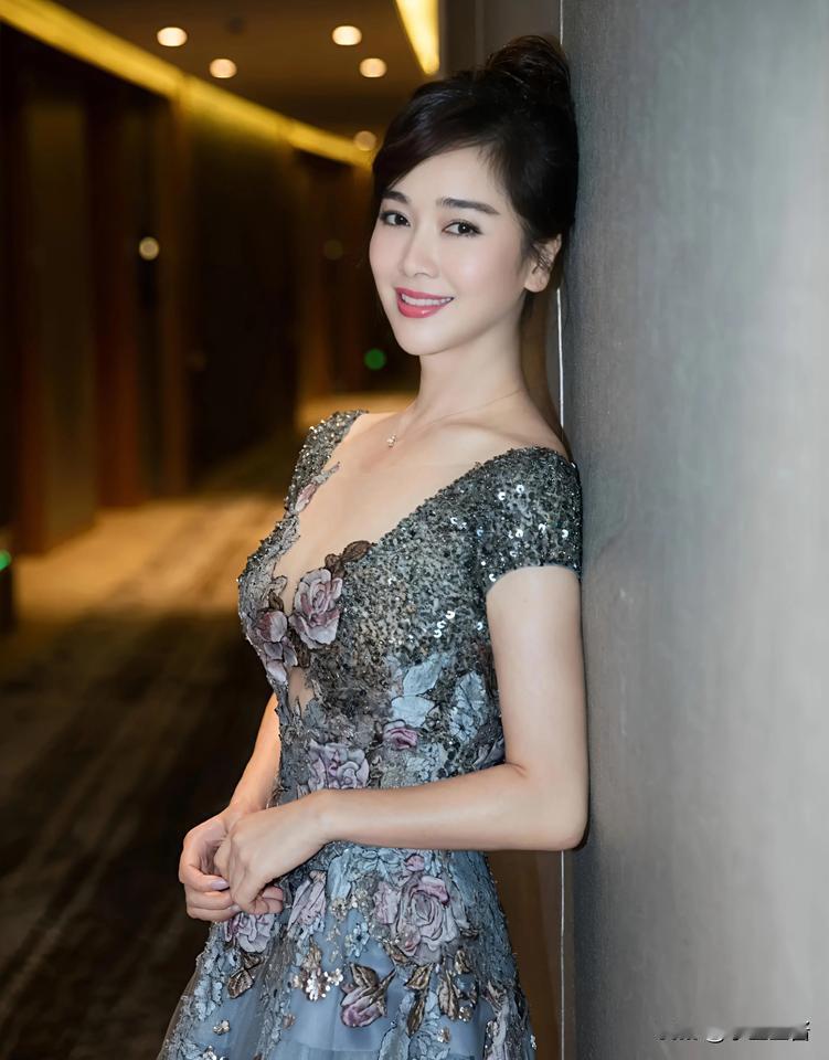 左小青，怎么变这样了？[捂脸]

6月30日，48岁的左小青，冲上热搜，这一次，