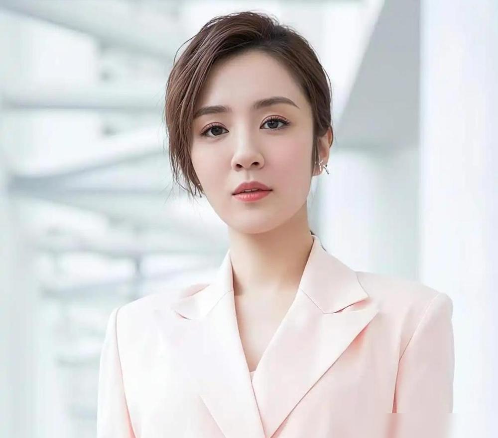 为啥王晓晨能翻身，而其他“大叔挂件”翻不了？因为她手里有张别人偷不走的底牌——京