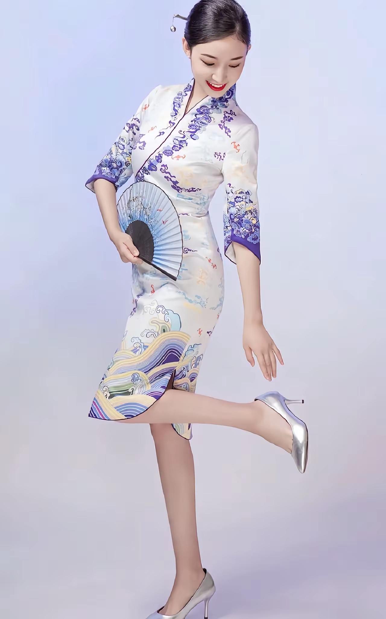 海航空姐为什么空姐都要穿短裙
        为啥海航空姐都穿短裙？门道可不少。