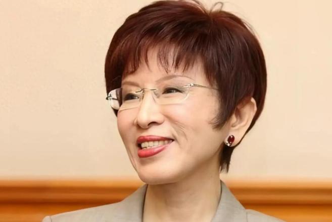 台当局迈出危险一步，居然公开向2000多万岛内民众承诺：“绝对不会向大陆投降”，