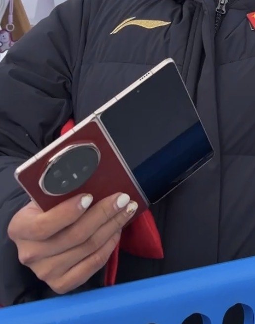 徐梦桃拿的这台折叠屏，看Deco不出意外就是荣耀新机Magic V6了，应该就是