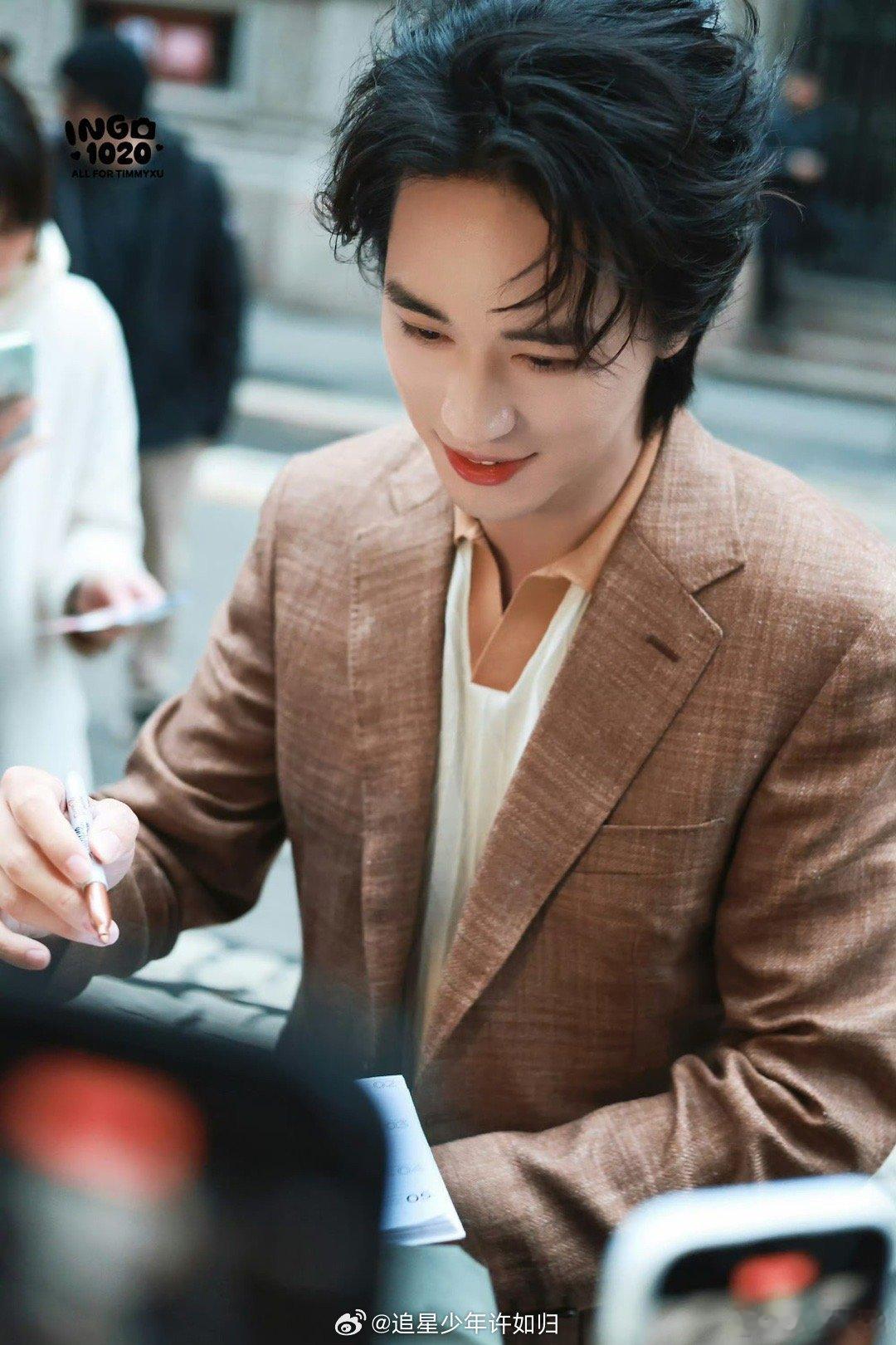 许魏洲米兰签名界鸡排哥 许魏洲这波米兰“饭撒”，堪称内娱偶像海外营业的典范。他不