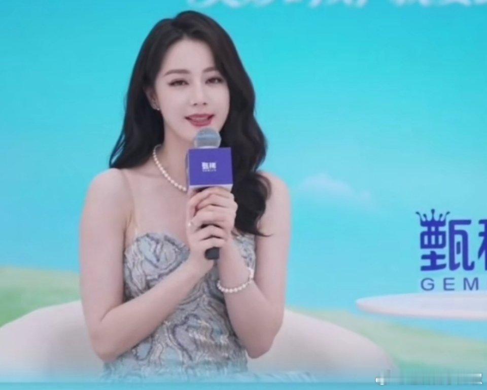 迪丽热巴直播营业随截，这妆造花粉应该满意了 