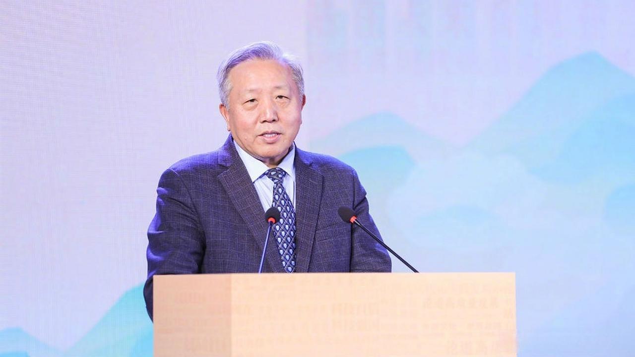 “这才是真专家！”经济学家吴晓求教授说：“老百姓都没收入了，还在刺激消费！这种做