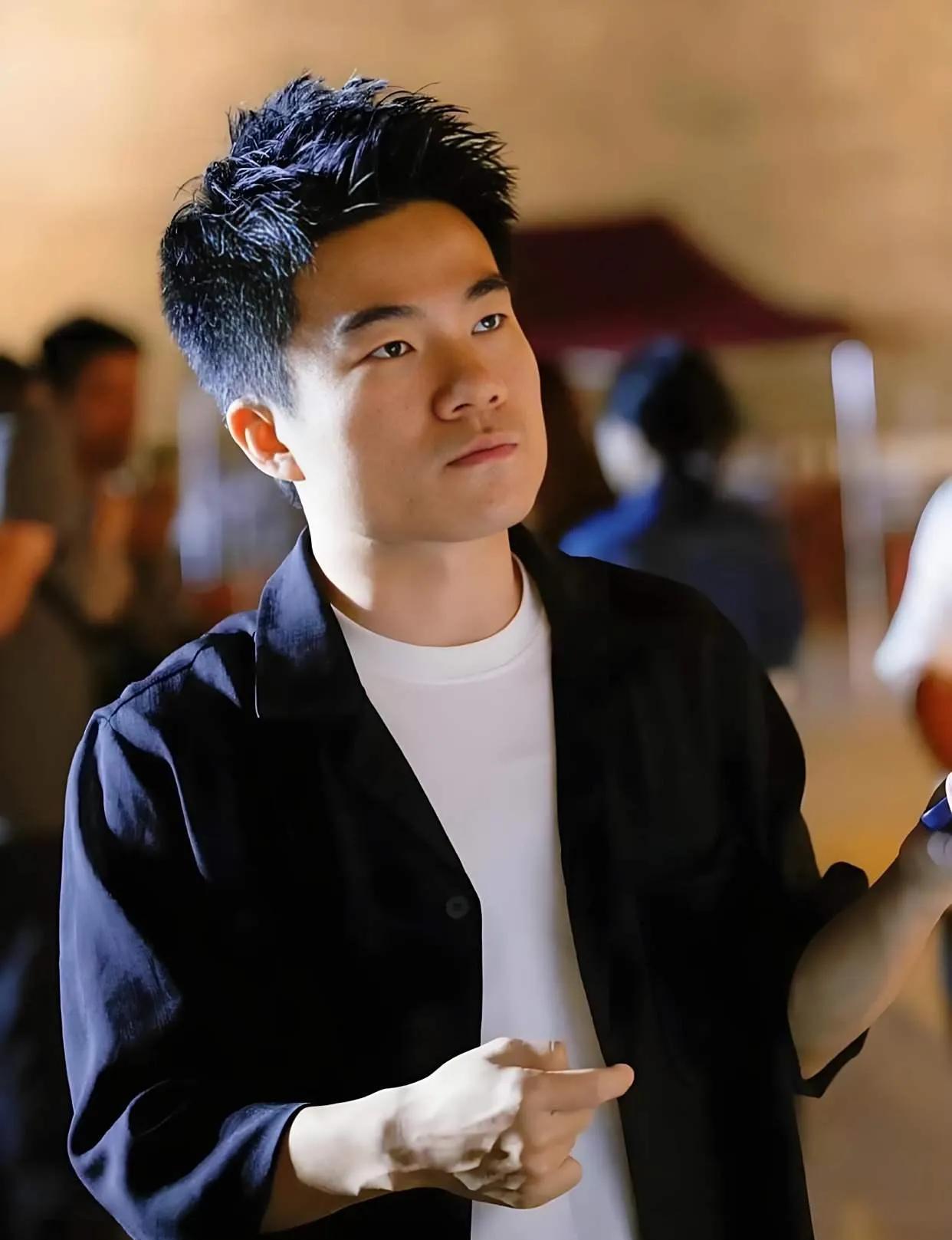 4000万的坑，李亚鹏终于不躲了。
那个曾经在丽江雪山下盖房子、被全网嘲讽“干啥