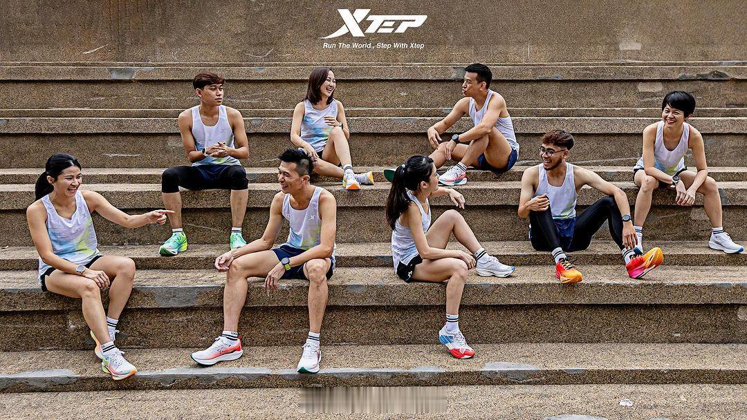 马来西亚特步跑步俱乐部 XRC 成立。这是请了 Allison 来拍照？她可是每