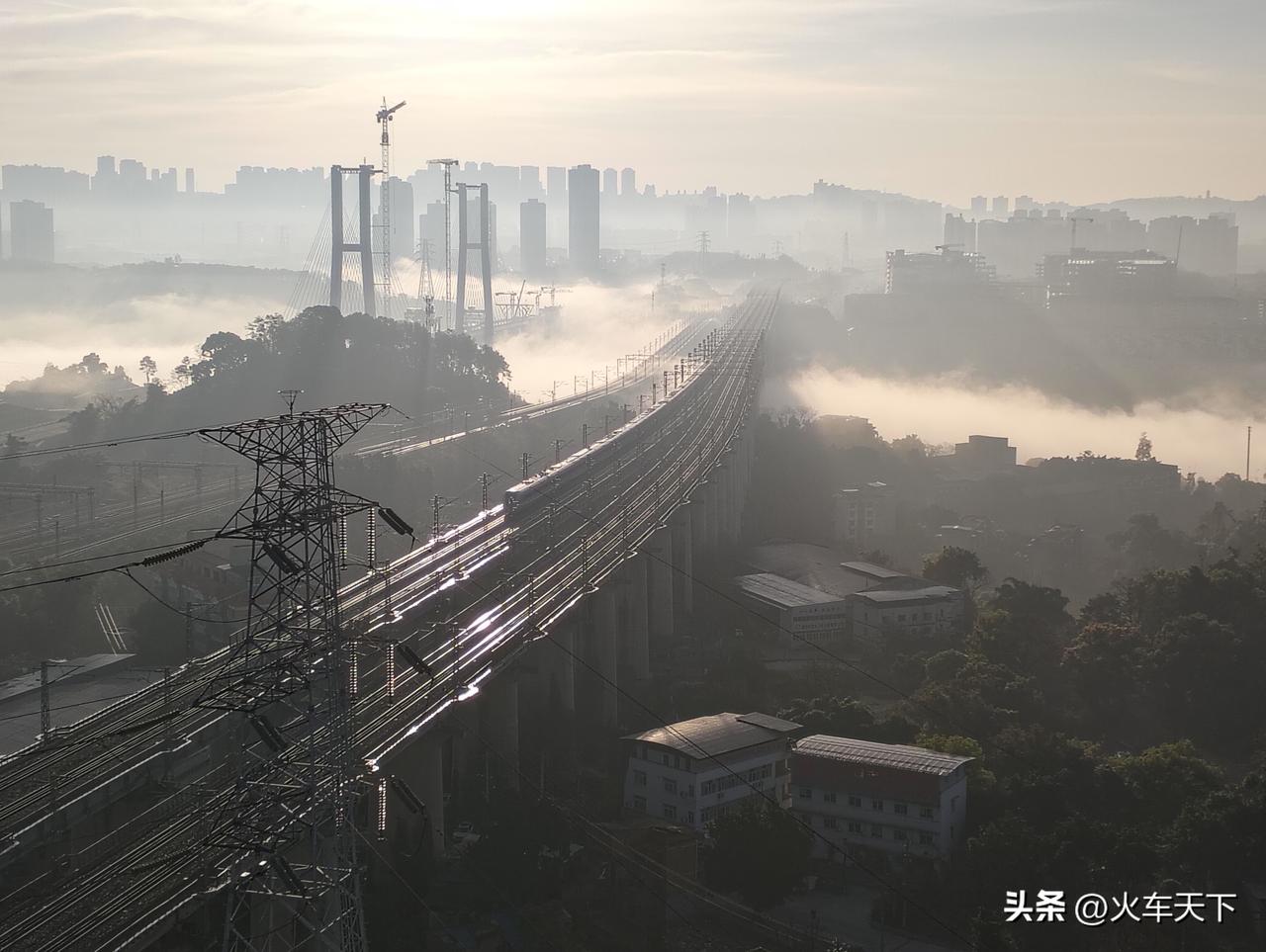 今天早晨重庆主城看到的低空雾，这是井口半边街一带，这个雾在嘉陵江以及江边地带上方