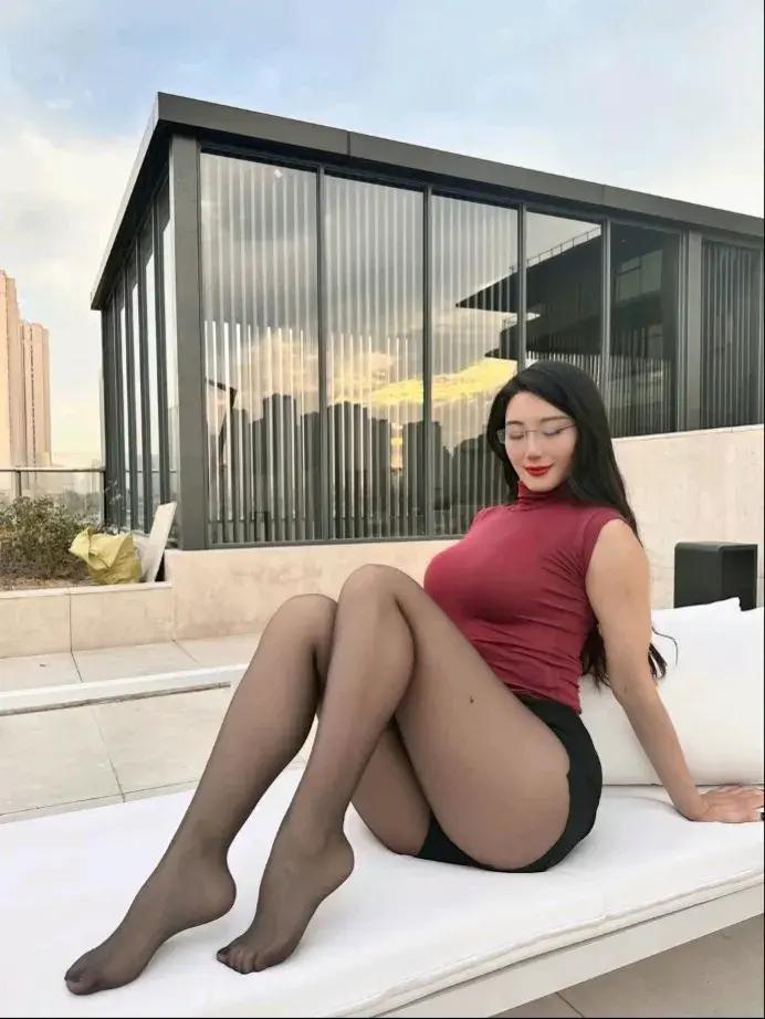 性感丝袜，妩媚动人。能送给我一句处在低谷期激励的话吗 你能用一句话形容你的美吗 