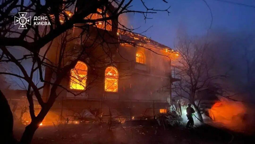 俄罗斯对基辅及其周边地区发动今年以来持续时间最长的一轮袭击后，泽连斯基在访问加拿