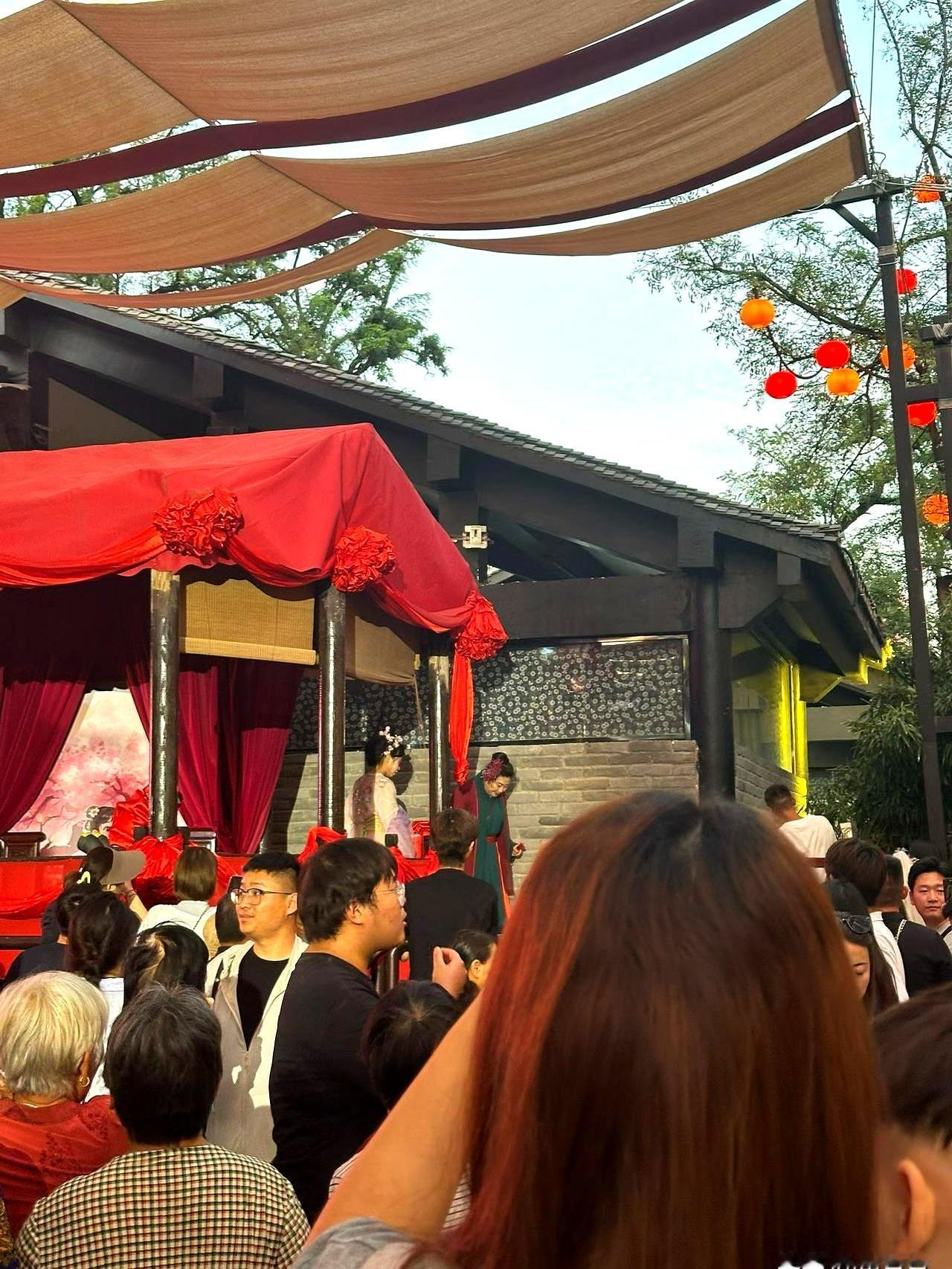 我决定把闺蜜拉黑，再拖下去，这个家真可能出事。
她每次来我家，衣服一身比一身清凉