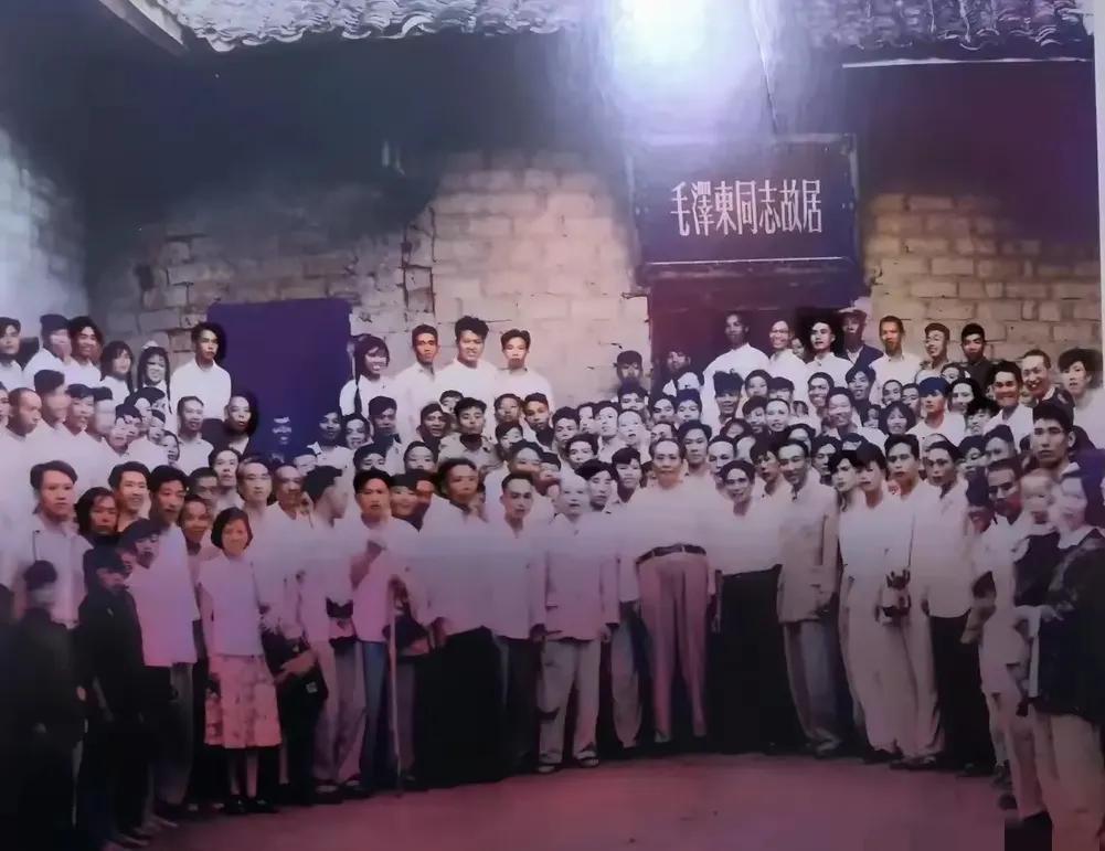 
伟人毛泽东（327）
1959年6月，毛泽东与乡亲们在韶山故居前。