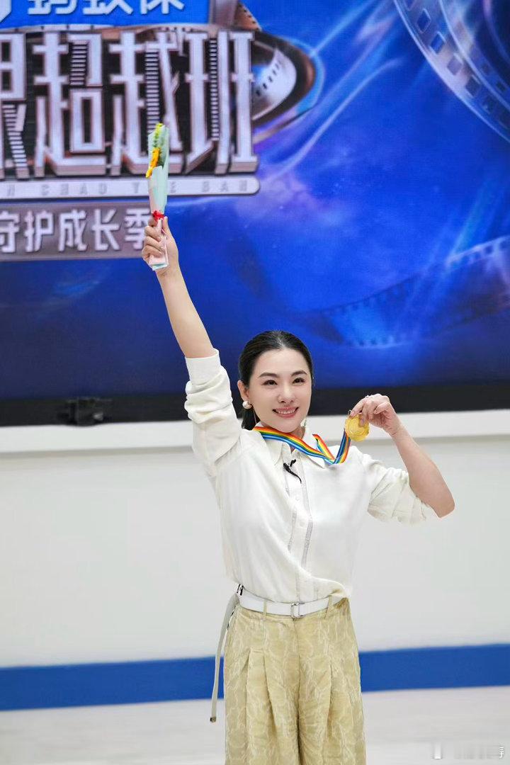 刘璇奖牌带上那一刻真绷不住了 刘璇无限超越班重现夺冠高光瞬间！当熟悉的场景重现，