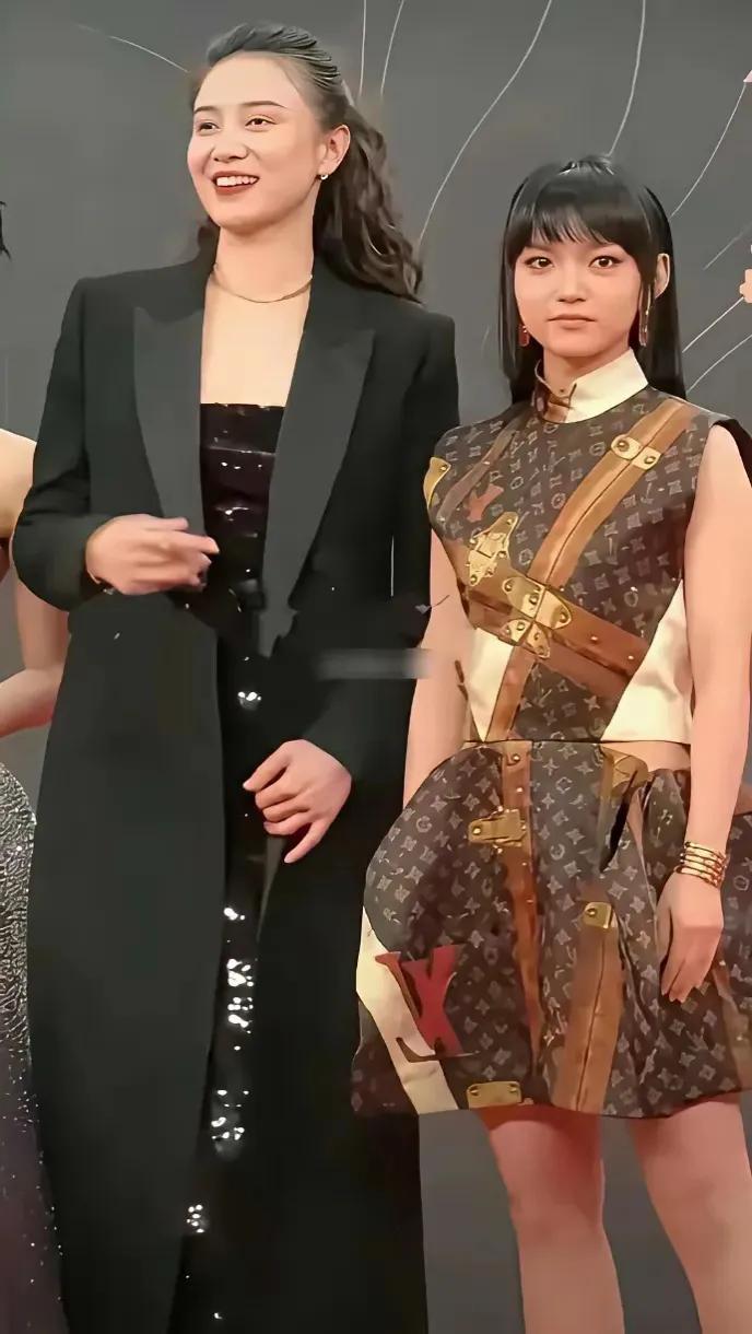 站在宋佳身边的这位小美女是谁呀，好面熟，想了半天，才想起来了，她就是电视剧《山花