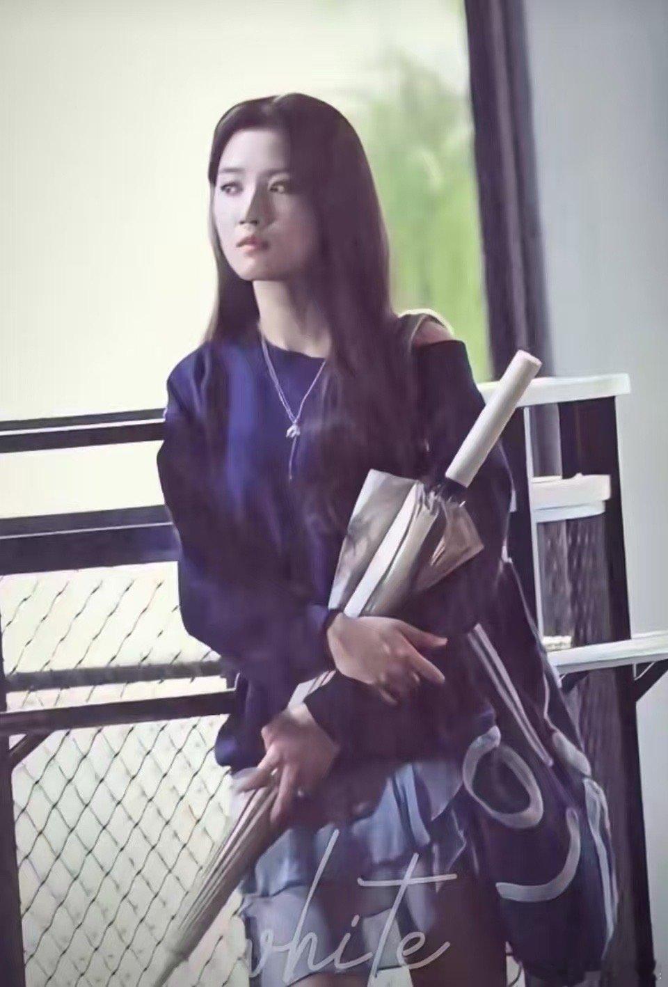 卢昱晓折月亮雨夜拿伞路透卢昱晓折月亮雨中拿伞路透卢昱晓折月亮雨夜拿伞路透，可爱，