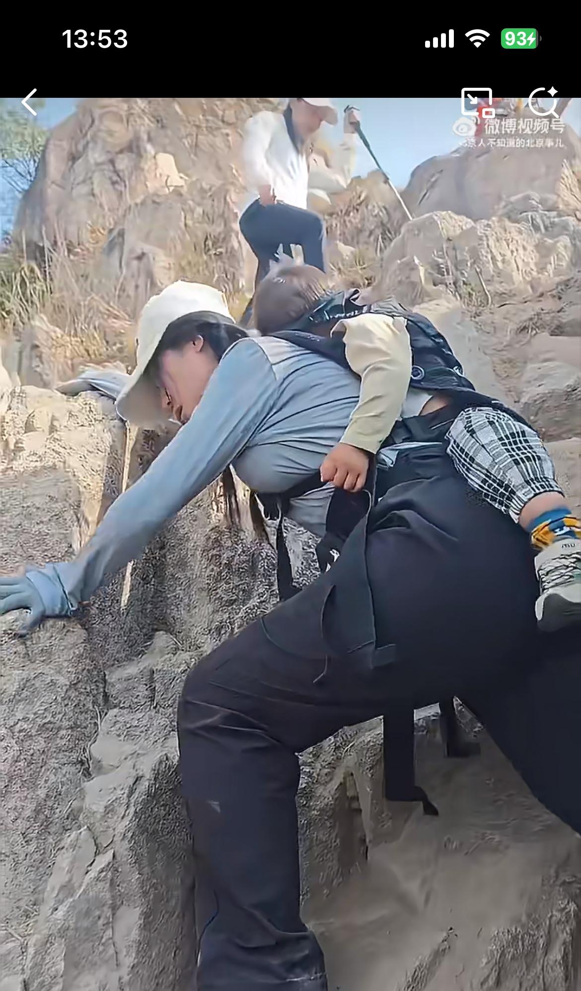 你说这个妈不负责吧，玩都带着孩子，负责吧，却带孩子玩这种徒手攀岩的高危项目。不知