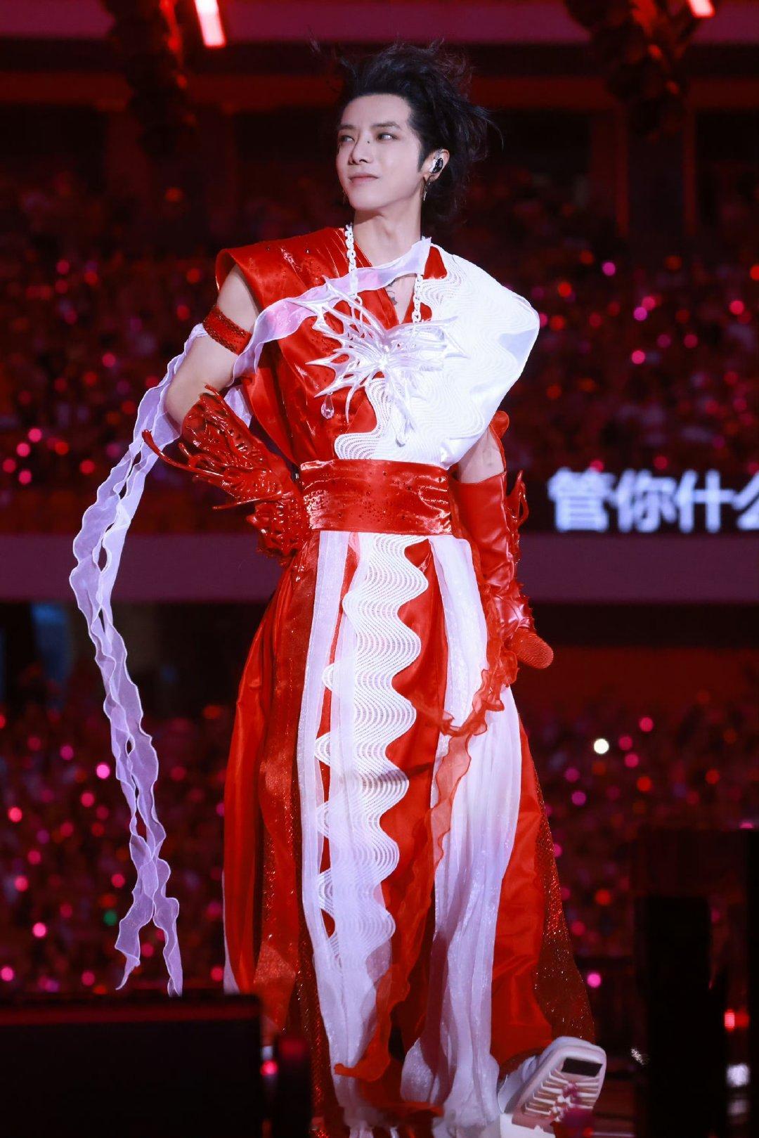 华晨宇骐骥红 新年第一套红，是给自己最好的祝福。曾用无数舞台告诉我们：造型不仅好