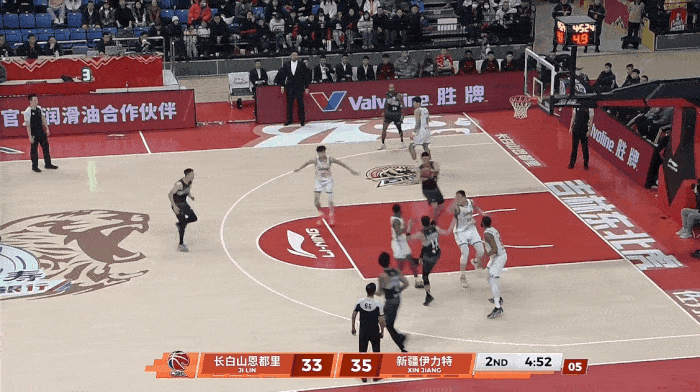 李彦哲这赛季不好用！跟不上节奏！曾繁日篮下空蓝打进




这赛季的节奏明显加快