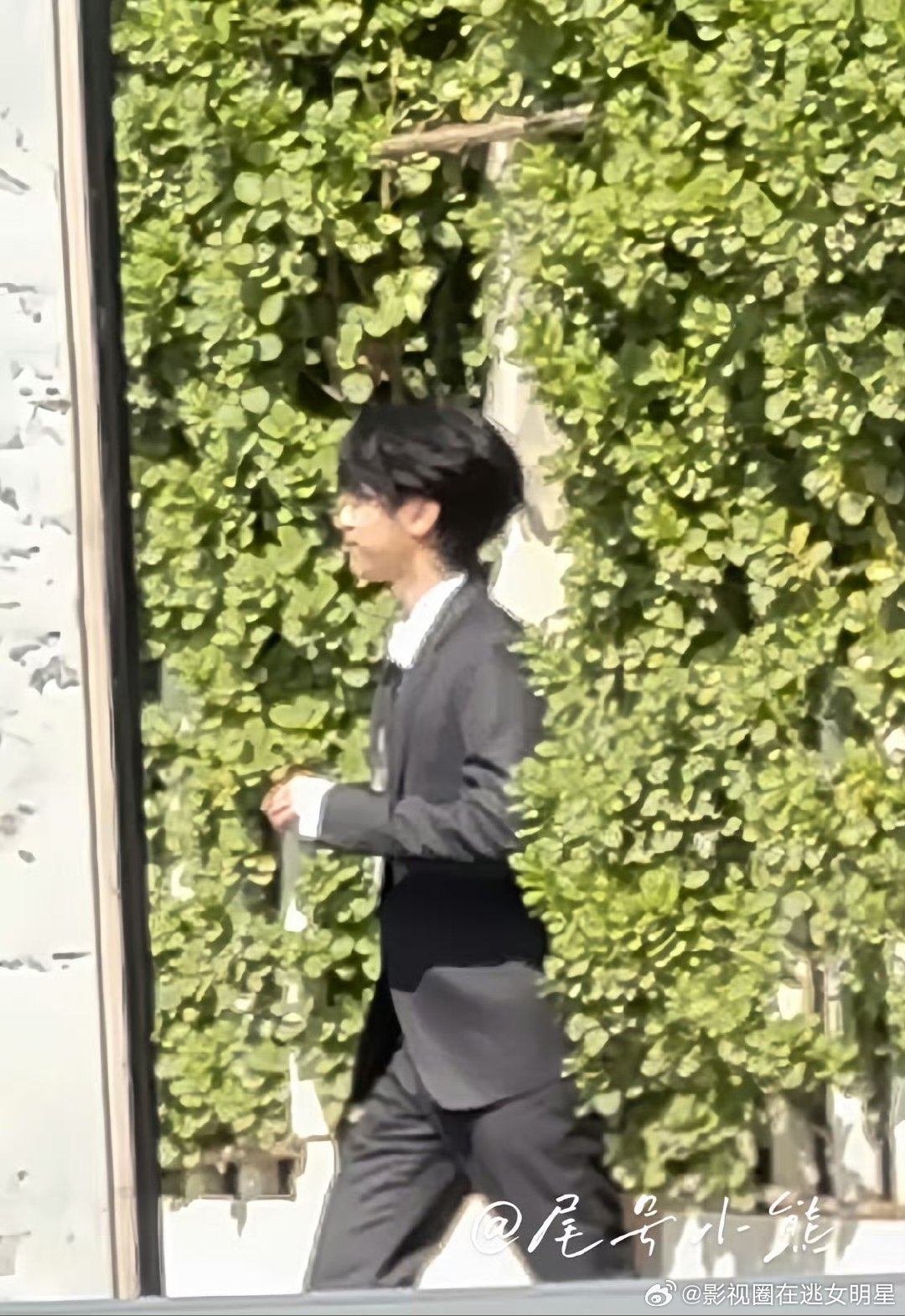 严浩翔看见未来西装路透《看见未来》路透直击！严浩翔黑西装贵气拉满，气场全开，祝拍