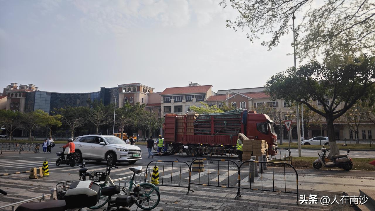 答案终于揭晓了，环市大道珺城段神秘工程真的是在搞路肩灯，不过小编还是天真的，这次