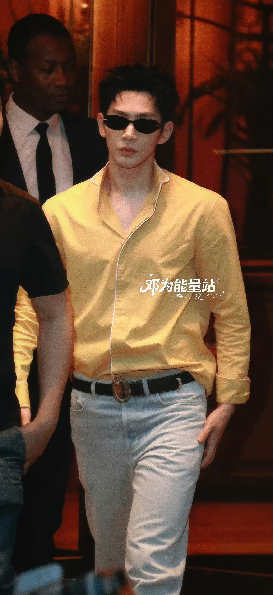 邓为亮相巴黎男装周路透新造型，身穿Dior 2027早春系列，上个月在洛杉矶刚发