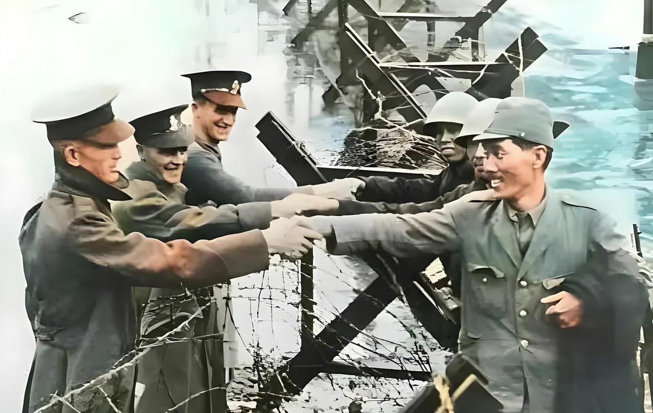1937年，上海租界内，英国士兵与日寇士兵隔着铁丝网握手，庆祝日寇在淞沪会战中取