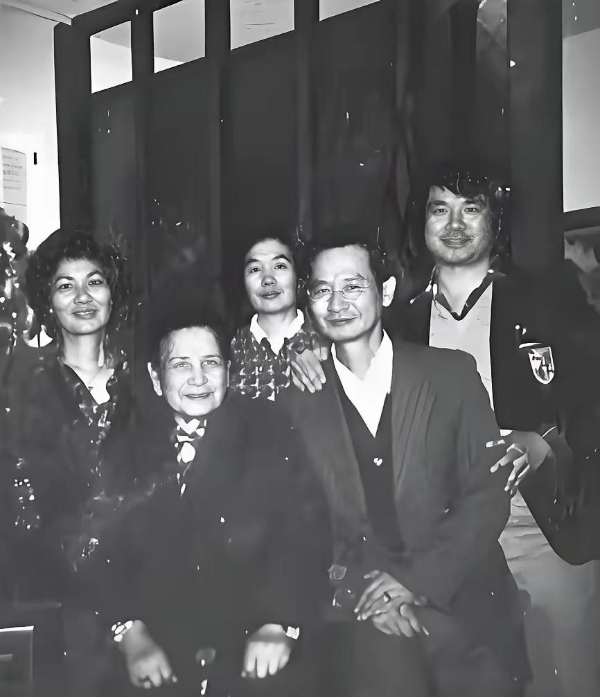 《沉默的荣耀》大结局了，心里空落落的，意犹未尽。剧中吴石将军的故事太让人动容。他