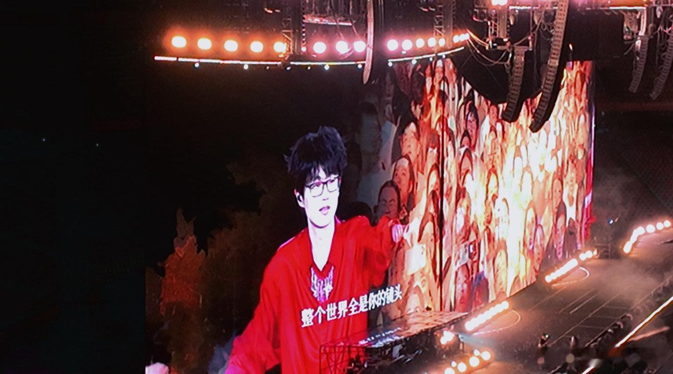 展轩演我看许嵩演唱会 展轩的状态简直复制粘贴我本人看许嵩演唱会，眼里全是光，全程