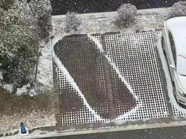 来吐槽下现时热卖的大尺寸车的槽点
为什么网上有很多大SUV车主乱停车的视频呢。