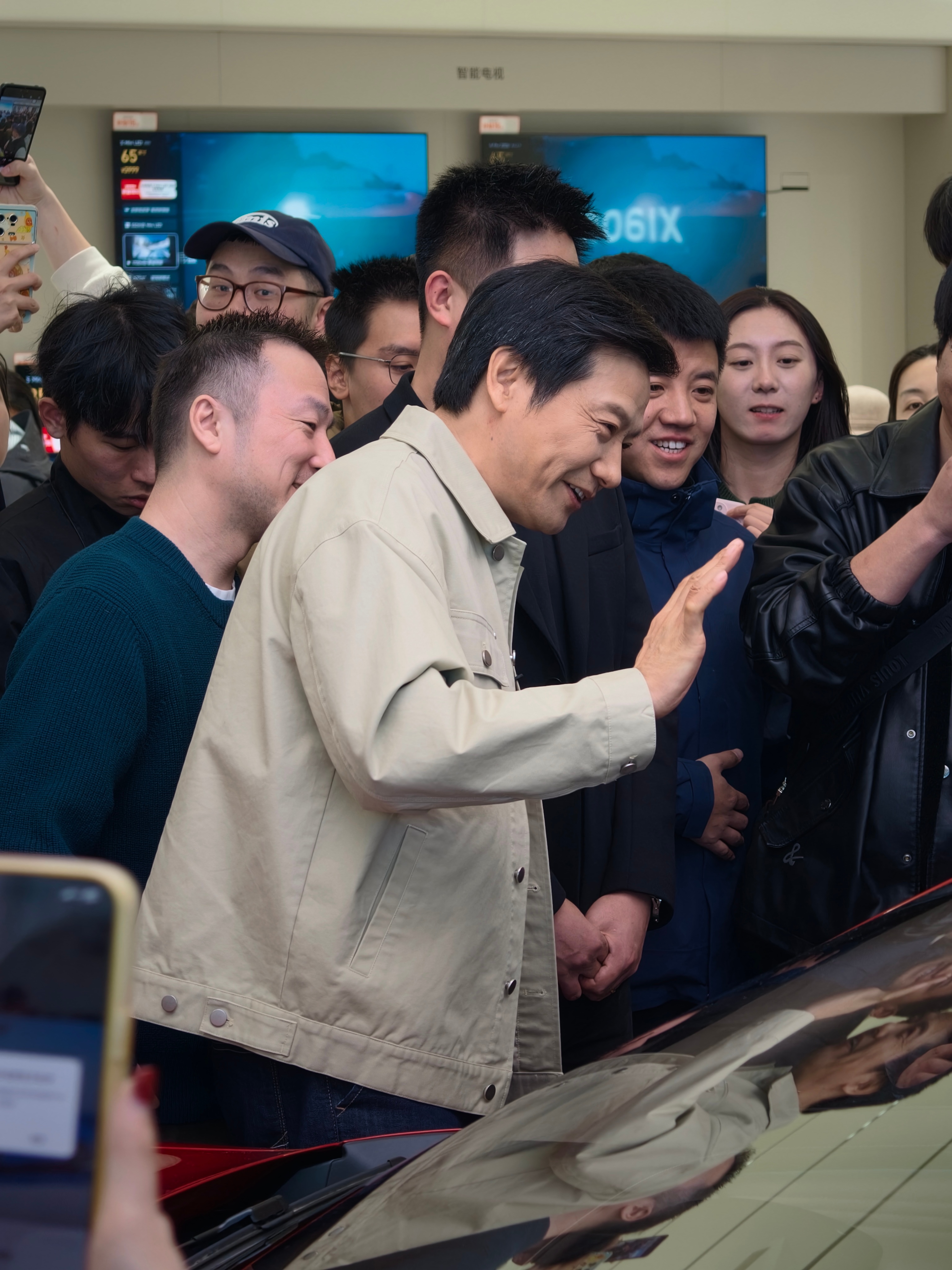 有人偶遇到了吗？雷总周末现身北京五棵松小米专卖店现场人真的好多啊，看来不少年轻人