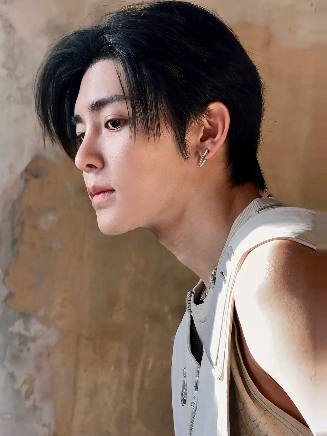 #侯明昊无袖穿搭##侯明昊无袖套无袖# 侯明昊工作室是懂我们想看什么的！抢先放出