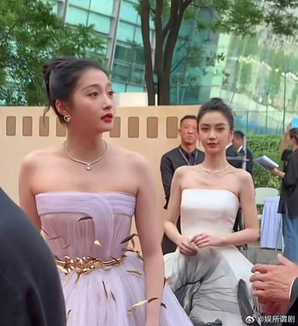 关晓彤大骨架和后面Angelababy的对比太明显了吧 ​​​
