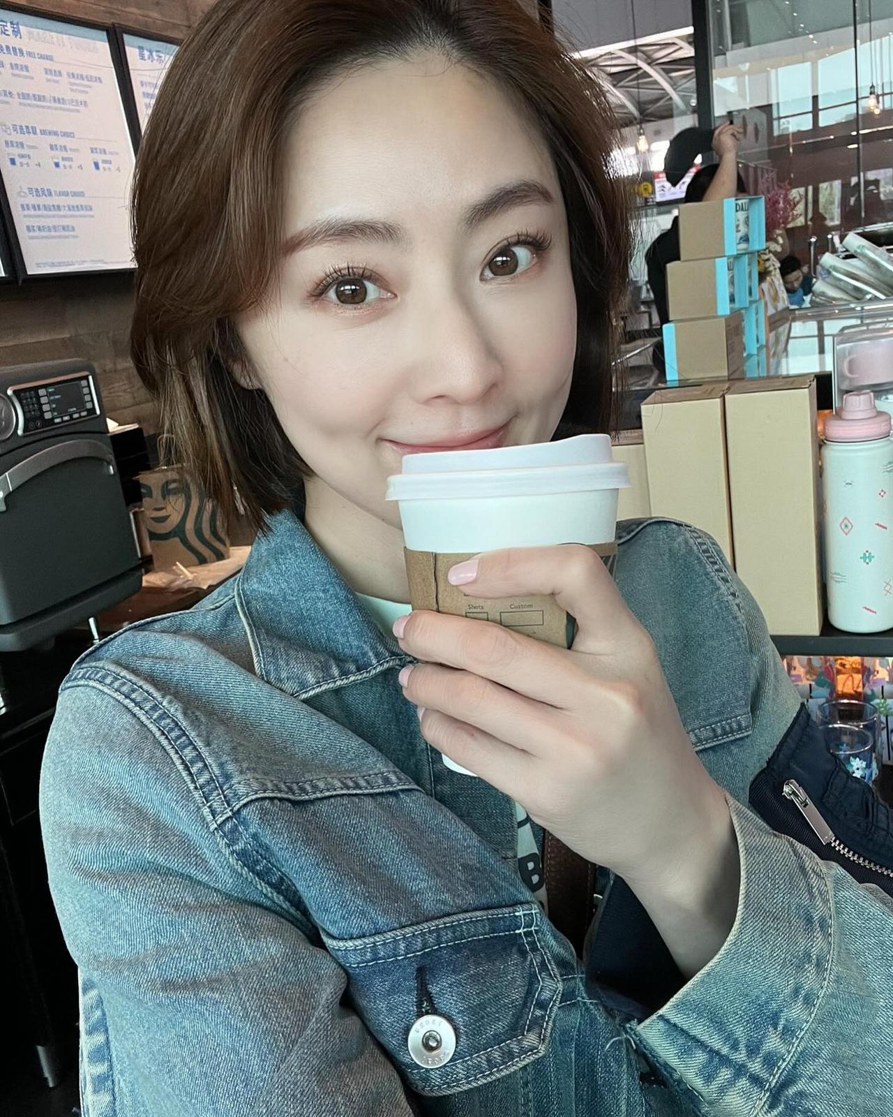 她当年在香港TVB女演员里面颜值算最出众，参与不少经典电视剧，可惜在25岁时候已