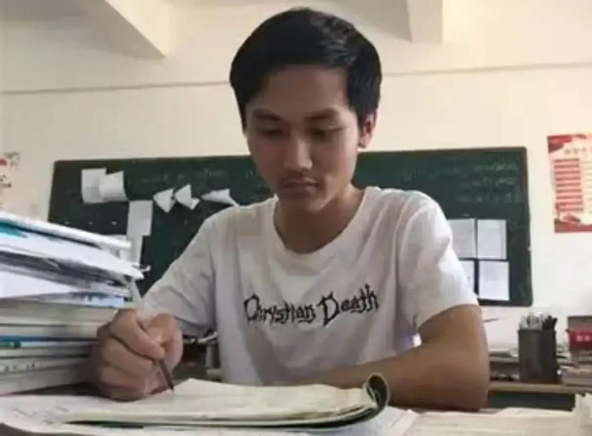 你拼命工作九年，给家里转了70多万，回家却发现父母连一万块存款都没有——这一刻，