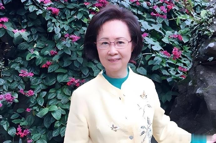 琼瑶离世前晚与家人共进晚餐  琼瑶于沙发上安然离世  据台媒， 琼瑶去世 前一晚